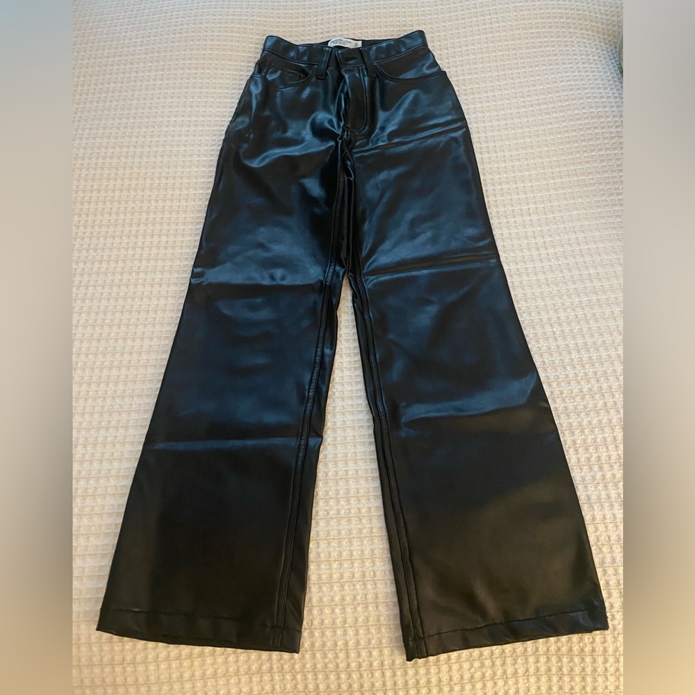 ABERCROMBIE leather 90s high rise relaxed jean, black, size 24 SHORT
